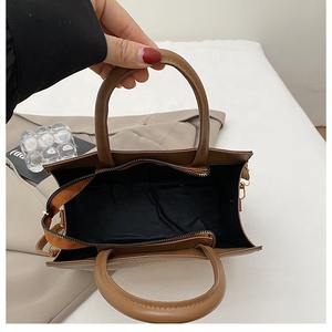 <span class=keywords><strong>Sac</strong></span> à bandoulière polyvalent et tendance pour <span class=keywords><strong>femme</strong></span>, en PU imperméable, grande capacité, avec fermeture éclair, durable, vente en gros - Product Image 4