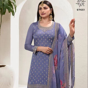 Ensemble élégant Gharara en soie de chinon en viscose lourde avec broderie de séquence Jari multi-fils pour l'hiver - Product Image 1