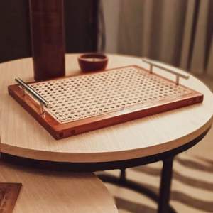 Plateau de rangement et de service en bois, très demandé, avec base en cannage et poignées métalliques, design élégant pour la salle à manger, la cuisine et le service du café. - Product Image 2