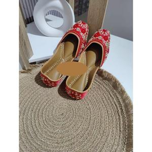 Calzado tendencia de moda OEM personalizado de cuero genuino señoras bordado zapato rojo estilo tradicional indio Rajasthani tamaño personalizado - Product Image 5