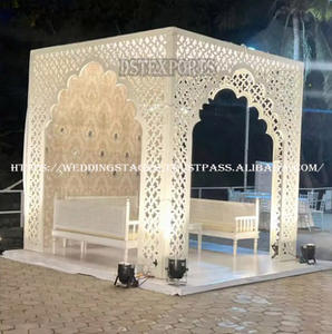 เสาแต่งงานแบบตัดเลเซอร์สีขาวหรูหรา สไตล์วิคตอเรียน กำลังเป็นที่นิยมในสหราชอาณาจักร  ทำจากโลหะทนทาน พร้อมตกแต่ง  จัดวางได้ในแคลิฟอร์เนีย - Product Image 4