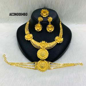 ชุดสร้อยคอทองเหลืองชุบทองพร้อมกล่องลายดอกไม้ดีไซน์ล่าสุดสำหรับงานเลี้ยงและงานแต่งงาน - Product Image 1