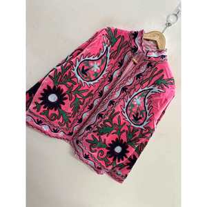 Chaqueta de Invierno Rosa Rani Bagh-e-Rajasthan, Bordada con Suzani, de Terciopelo para Mujer - Product Image 4