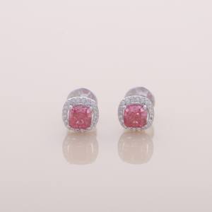 Pendientes de Oro Amarillo, Blanco y Rosa de 18K con Diamante Rosa Cultivado en Laboratorio de Corte Cojín de 1.68ct y Halo, con Cierre de Rosca - Product Image 1