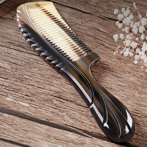 Peine de cuerno con diseño de columna vertebral. Mango curvo para un agarre cómodo y una estética hermosa y natural, a precios al por mayor. - Product Image 1