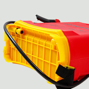 Pulvérisateur manuel de 16 L en rouge pour les tâches de pompage manuel dans les ateliers, les zones de construction, les projets de nettoyage intensif - Product Image 4