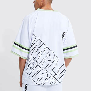 Haut de sport athlétique en jersey de coton 100 % respirant et léger à col en V et manches courtes avec motif lettres - Product Image 2