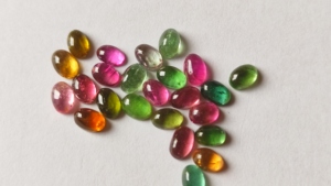 Lot en gros de pierres précieuses naturelles multi-tourmalines de qualité AAA, taillées en cabochon, ovales, 4mm-6mm, à dos plat - Product Image 4