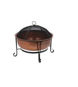 Acampar al aire libre de bronce o patio trasero Crossweave Cut Out Fire Pit con Spark Screen Log Poker y rejilla de madera de metal - Product Image 1
