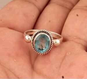 Anillo ovalado de Topacio azul natural en plata de ley 925 hecho a mano anillo de promesa de piedra natal de Diciembre joyería de estilo bohemio - Product Image 2
