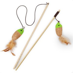 คันเบ็ดของเล่นสำหรับแมวด้ามไม้ทำมือพร้อมปลาและขนนก - Product Image 3