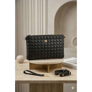 Bolso de Hombro Acolchado Negro con Patrón, Accesorio de Moda - Product Image 1