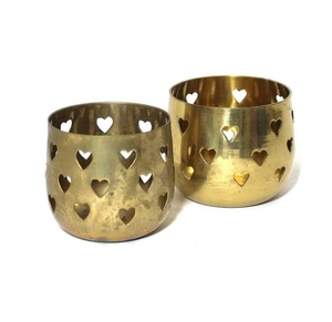 Bougeoir à bougie votive en métal avec détails ornés idéal pour la décoration festive indienne Diwali et l'ambiance de Noël - Product Image 1