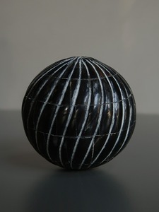 Boule décorative en résine sur mesure avec incrustation, motif traditionnel noir et blanc pour la décoration intérieure - Product Image 3