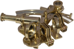 เครื่องมือนำทางอะสโตรลาเบทองเหลืองแท้ทรงเซกซ์แทนท์ ของตกแต่งสไตล์วินเทจสำหรับการตกแต่งธีมทางทะเล - Product Image 4