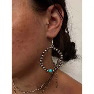 Pendientes Colgantes Navajo de Turquesa Kingman y Plata de Ley con Perlas Hechas a Máquina, Diseño Elegante - Product Image 2