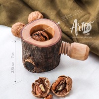 Casse-noix artisanal en bois d'olivier brun tunisien écologique ArtisRaw, durable pour une ouverture facile des noix, modèle UG011