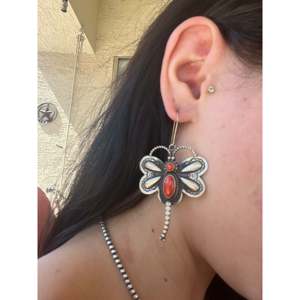 Boucles d'oreilles pendantes vintage Navajo en corail naturel et argent sterling, motif libellule, style élégant et vintage - Product Image 2