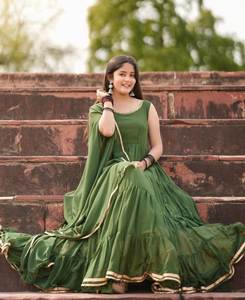 Salwar Kameez de créateur de style traditionnel indien pakistanais, avec grandes volants et fronces, et magnifique dupatta en faux Georgette épaisse, couleur soleil. - Product Image 2