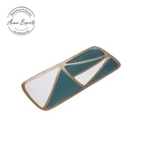 Plateau de service géométrique moderne avec bordure dorée Design élégant idéal pour servir des collations et une décoration intérieure élégante - Product Image 1