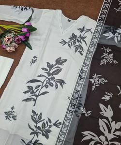 Satén glamuroso de temporada Salwar Kameez con estampado digital opulento y adornos de encaje. - Product Image 4