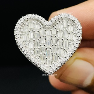 Iced Out VVS Moissanite Baguette D Color Heart Ring para él, Silver Hip Hop Moissanite Baguette Heart Ring. - Product Image 4
