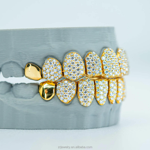 Grillz dentaires personnalisés en moissanite, ensemble complet (supérieur et inférieur), style 'Iced Open Face', coupe princesse opale, en argent 925 et or, bijoux dentaires - Product Image 4