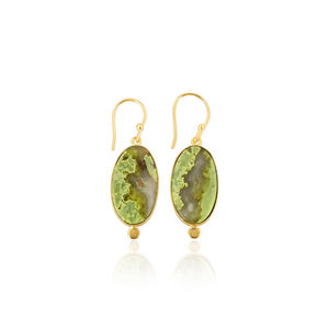 Boucles d'oreilles en laiton plaqué or avec opale verte, faites à la main, pour les tenues quotidiennes, boucles d'oreilles pendantes en laiton tendance pour les événements spéciaux - Product Image 1