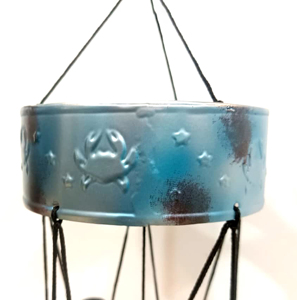 กระดิ่งลมโลหะดีไซน์หรูหรา ออกแบบมาเพื่อสร้างบรรยากาศเงียบสงบในพื้นที่กลางแจ้ง โครงสร้างแข็งแรง ด้านบนมีวงแหวนที่มีลวดลายธีมมหาสมุทรสีฟ้าที่ผ่อนคลาย - Product Image 3