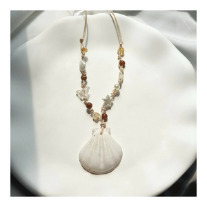 Collier de coquillages de style ethnique fabriqué à la main à partir de coquillages naturels Pièce de bijoux tendance pour les tenues d'été et les acheteurs éco-conscients - Product Image 1