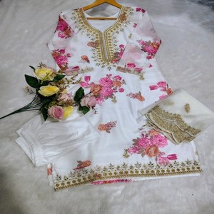 Conjunto de Kurti, Pantalón y Dupatta de Seda Tebby VASTRA COTTAGE para Mujer, Estampado Digital, Bordado, Lentejuelas, Diseño Étnico - Product Image 6