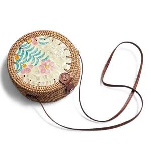 กระเป๋าสะพายไหล่หวายธรรมชาติทำมือ ประดับมุก สำหรับชุดที่มีสไตล์และการพกพาที่สะดวกสบายในชีวิตประจำวัน - Product Image 2