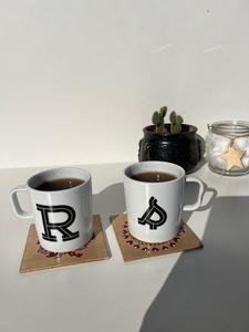 Sous-verres de Noël classiques en résine époxy en bois fabriqués à la main avec bordure plaquée or Dessous de verre festif au design unique - Product Image 4