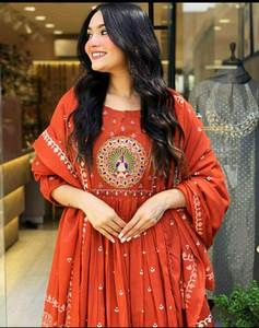 Collection de créateurs SUMMER DHAMAKA Nouveau ensemble Anarkali Kurta avec pantalon en rayonne et dupatta en malmal à motifs superposés 3 pièces Costume de fête moderne - Product Image 2