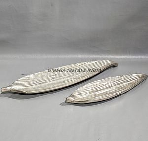 Plateau décoratif ovale incurvé en or, en forme de bateau, pièce maîtresse pour la décoration de table, pour présenter des friandises et ajouter du luxe à votre espace - Product Image 6