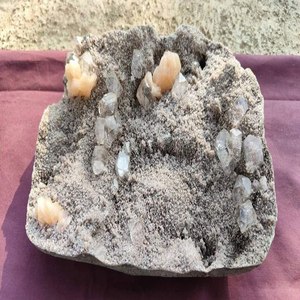 Beau spécimen d'apophyllite avec Steelbite - Product Image 1