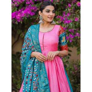 ชุดราตรีผ้าไหมโดลาพิมพ์ลายฟอยล์สีชมพูสวยงาม สง่างาม เหมาะสำหรับงานอีเว้นท์ พร้อมผ้าคลุมไหล่ - Product Image 5