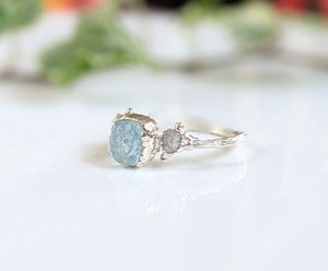 Anillos de quamarina chapados en oro, joyas minimalistas de piedras preciosas galvanizadas, aguamarina natural en bruto - Product Image 4