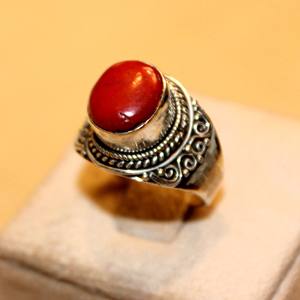 Anillo de Coral Rojo Creado en Laboratorio, Hecho a Mano en Nepal, con Banda de Plata 925 y Baño de Oro de 24K, de Rudra Gems, Regalo Personalizado para Mujeres - Product Image 1