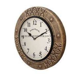 Élégantes horloges murales vintage en bois et en résine fabriquées à la main avec des détails complexes adaptés aux intérieurs traditionnels et antiques - Product Image 6