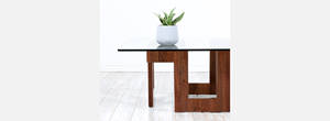 Table basse carrée moderne Moana en bois de teck massif avec plateau en verre et finition noyer pour l'intérieur. - Product Image 2
