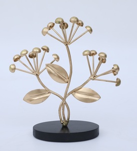 Acento floral chapado en oro con vajilla de base negra, suministro de vacaciones y acento navideño a los mejores precios - Product Image 5