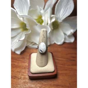 Anillo de Campeonato Navajo Hecho a Mano con Búfalo Blanco y Plata de Ley, Engaste de Bisel con Baño de Oro Rosa, Talla 8, Elegante y Moderno, Regalo Ideal - Product Image 2