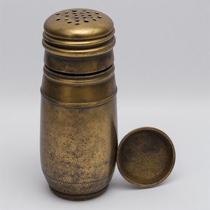 Molinillo de sal y pimienta de madera artesanal con superficie de pátina texturizada Artesanal hecho a mano que ofrece acento decorativo - Product Image 4