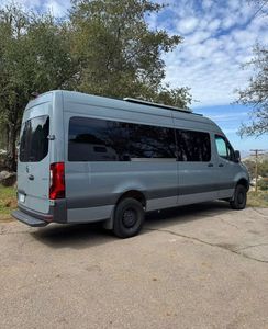 Trouvez des icônes similaires pour le camping-car de luxe Sprinter 3500, un véhicule utilitaire moderne 4x4. - Product Image 1