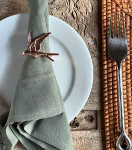 Rond de serviette en métal au fini noir mat martelé adapté à la décoration de la maison et de la table de dîner contemporain - Product Image 5