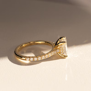 Anillo de Compromiso con Diamante Cultivado en Laboratorio de 3 Quilates, Corte Excelente, Forma Alargada de Cojín, Halo Oculto, Oro Amarillo de 14K, VS - Product Image 2
