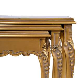 Ensemble de tables gigognes classiques en or avec dessus brillants foncés et pieds courbes élégamment sculptés à la main pour une décoration intérieure de luxe - Product Image 3