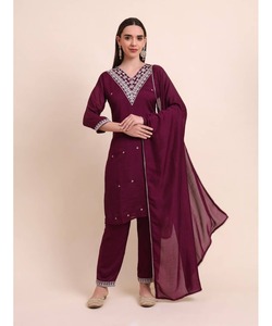 भारतीय लॉन कपास ने तीन टुकड़े-टुकड़े डिजाइन के साथ शानदार पार्टी पहनने वाली पुंजबी सूट