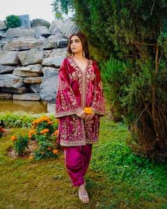 Elegante Top de Terciopelo Pesado con Hermoso Trabajo de Lentejuelas y Pantalones Palazzo de Terciopelo a Juego con un Diseño de Bordado de Lentejuelas Exquisito - Product Image 3